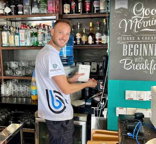 Martijn van Blancatec aan het werk in een horecazaak aan de costa blanca
